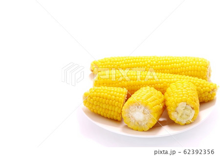 とうもろこし　茹で　カット　白背景 62392356