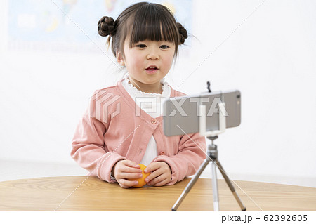 スマホで動画を撮影中の女の子　こどもユーチューバー　イメージ 62392605