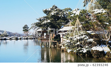 雪に煙る金沢兼六園 62393246