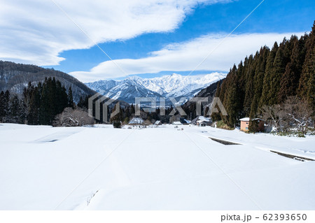 白馬村の冬景色 （青鬼集落） 62393650