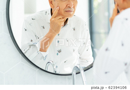 シニア 男性 美容 ライフスタイルイメージ 62394106