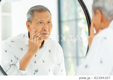 シニア 男性 美容 ライフスタイルイメージ シニア 男性 美容 ライフスタイルイメージ 62394107