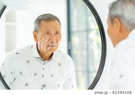 シニア 男性 美容 ライフスタイルイメージ 62394108