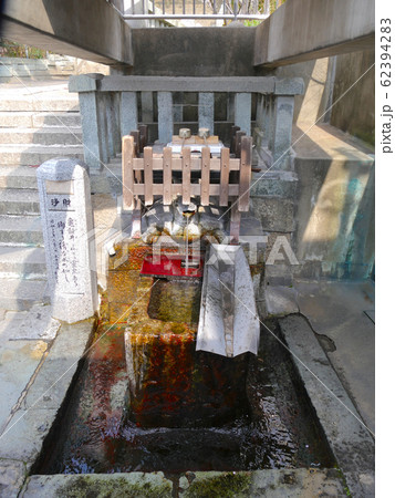 明石市の湧き水「亀の水(かめのみず)」 / 柿本神社(かきのもとじんじゃ)の西参道入り口付近 明石市の湧き水「亀の水(かめのみず)」 / 柿本神社(かきのもとじんじゃ)の西参道入り口付近 62394283