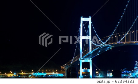 青く染まった白鳥大橋 62394333