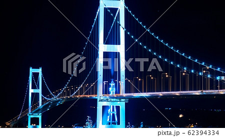 青く染まった白鳥大橋 62394334