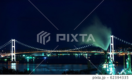 青く染まった白鳥大橋 62394335