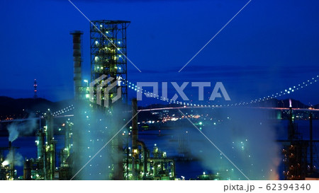 青く染まった白鳥大橋 62394340