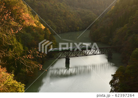 鉄道の旅 秋深まる只見線 第三只見川橋梁 鉄道の旅 秋深まる只見線 第三只見川橋梁 62397264