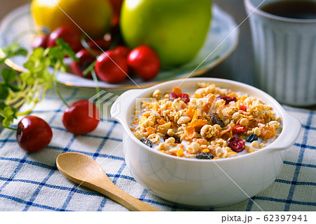 朝食 フルーツグラノーラ 朝食 フルーツグラノーラ 62397941