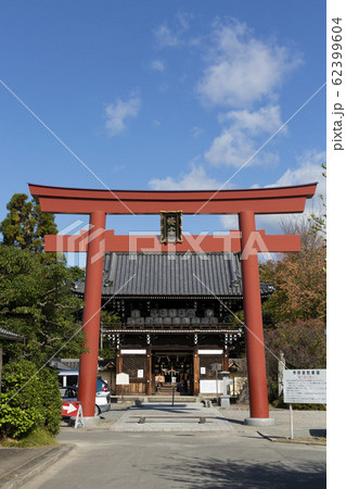 梅宮大社の鳥居と楼門 梅宮大社の鳥居と楼門 62399604