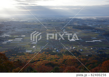栃木市太平山、晃石山付近から俯瞰した紅葉の山裾と大平ブドウ団地と関東平野 栃木市太平山、晃石山付近から俯瞰した紅葉の山裾と大平ブドウ団地と関東平野 62400256