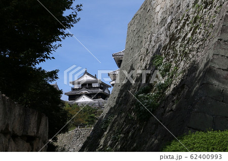 石垣の彼方に凛として建つ松山城天守 石垣の彼方に凛として建つ松山城天守 62400993