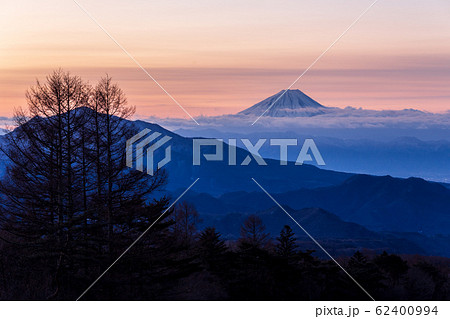 八ヶ岳山麓から朝焼け富士山 八ヶ岳山麓から朝焼け富士山 62400994