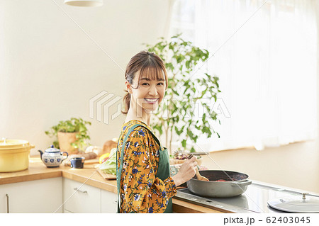 女性 煮込み料理 手料理 女性 煮込み料理 手料理 62403045