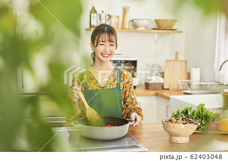 女性　手料理 62403048