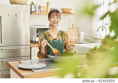 女性 煮込み料理 手料理 女性 煮込み料理 手料理 62403050
