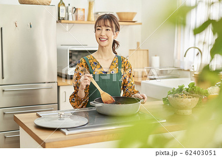 女性　煮込み料理　手料理 62403051