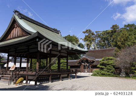 梅宮大社の拝殿と本殿 梅宮大社の拝殿と本殿 62403128