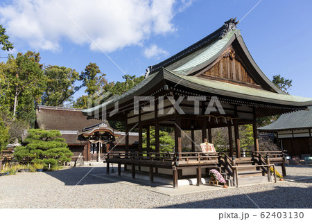 梅宮大社の拝殿と本殿 梅宮大社の拝殿と本殿 62403130
