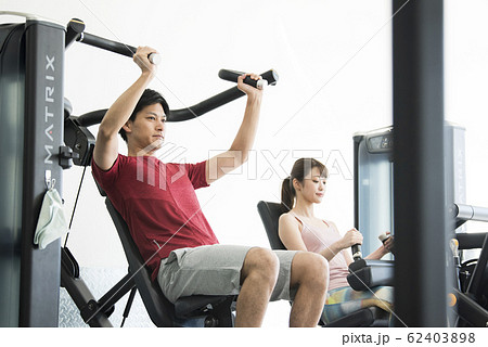 スポーツジム　トレーニング　男女 62403898