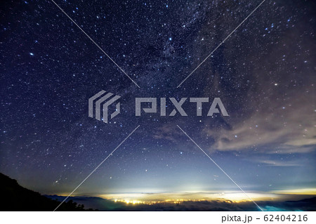 飯豊山から見る会津若松方面の夜景と星空 62404216
