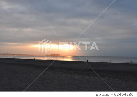 夜明けの茅ヶ崎海岸 夜明けの茅ヶ崎海岸 62404536