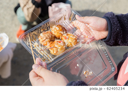 縁日でたこ焼きを食べる子供 縁日でたこ焼きを食べる子供 62405234