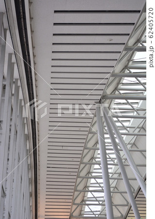 空港の天井の造り 62405720