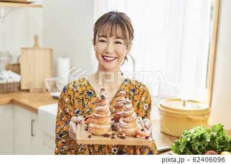 女性 手作りお菓子 女性 手作りお菓子 62406096
