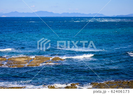 冬の岩屋海岸に広がる青空と波しぶき 福岡県 の写真素材 62406173 Pixta