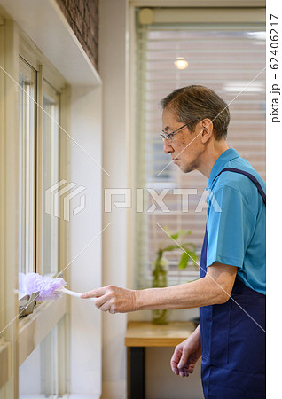 男性シニア　エプロン　窓拭き　／　掃除イメージ 62406217