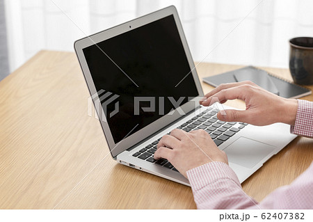 ノートパソコンで作業をする男性の手元 ノートパソコンで作業をする男性の手元 62407382