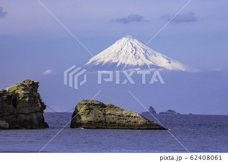 (静岡県)雲見の牛着岩 海越しの富士山 (静岡県)雲見の牛着岩 海越しの富士山 62408061