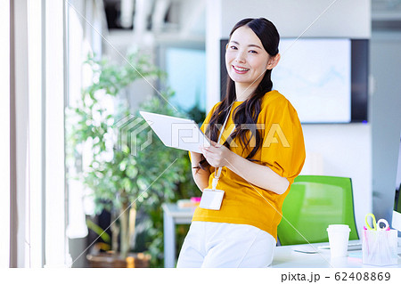 女性　オフィス　 62408869