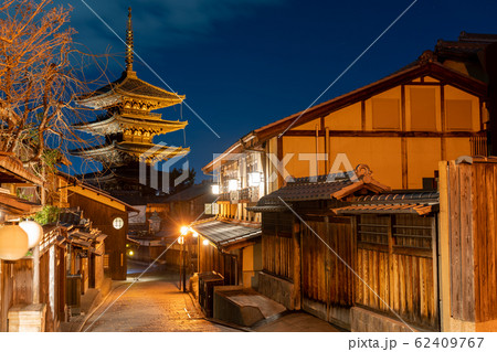 夜の法観寺 八坂の塔と街並み 京都市東山区 夜の法観寺 八坂の塔と街並み 京都市東山区 62409767