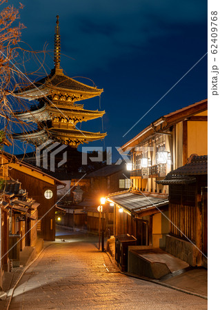 夜の法観寺 八坂の塔と街並み　京都市東山区 62409768