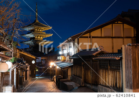 夜の法観寺 八坂の塔と街並み　京都市東山区 62410841