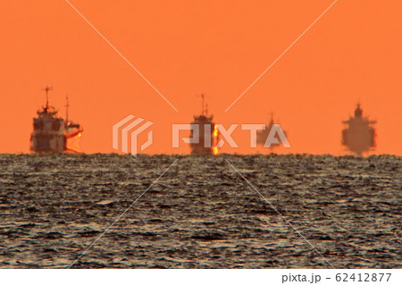 浮島現象で浮かび上がった船 浮島現象で浮かび上がった船 62412877