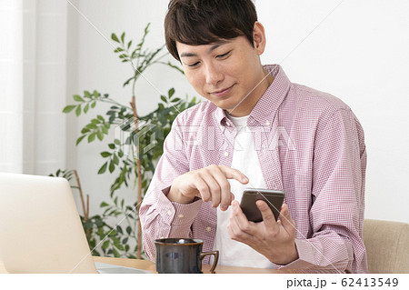 スマートフォンを操作する男性 スマートフォンを操作する男性 62413549