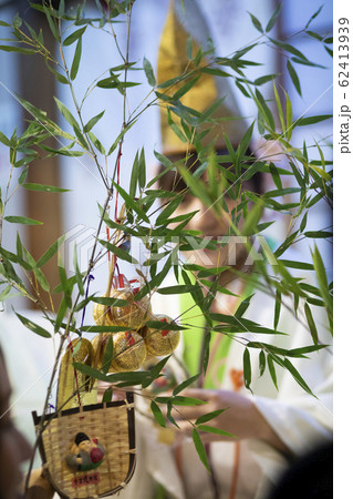 今宮戎の福娘と福笹 62413939