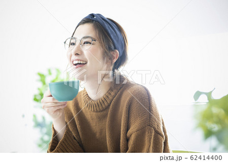 若い女性・ポートレート・コーヒータイム 62414400