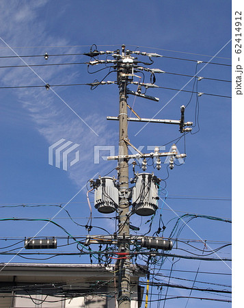 電柱上のトランス(柱上変圧器) 62414912