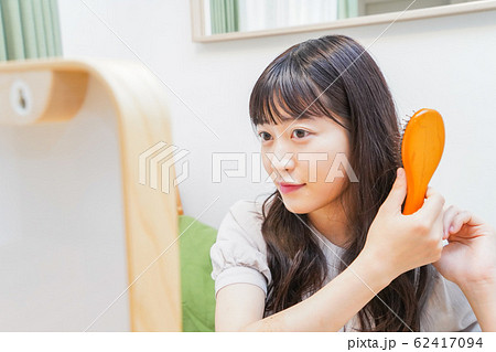 髪のセットをする若い女性 髪のセットをする若い女性 62417094