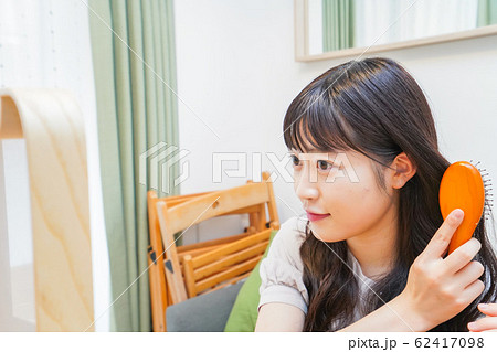 髪のセットをする若い女性 62417098