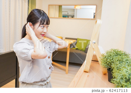 髪のセットをする若い女性 髪のセットをする若い女性 62417113