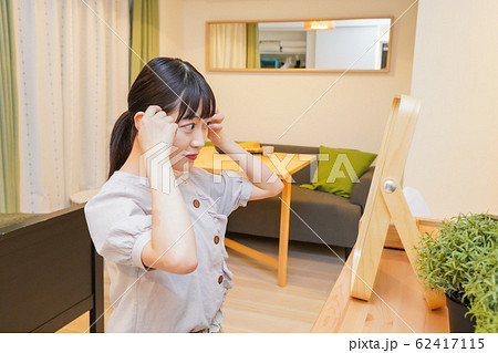 髪のセットをする若い女性 62417115