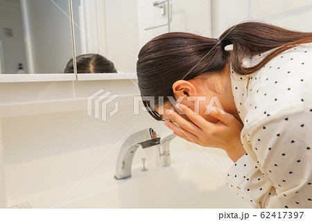 顔を洗う若い女性 顔を洗う若い女性 62417397