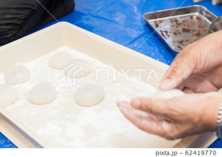 餅つき　餅を丸める男性 62419770