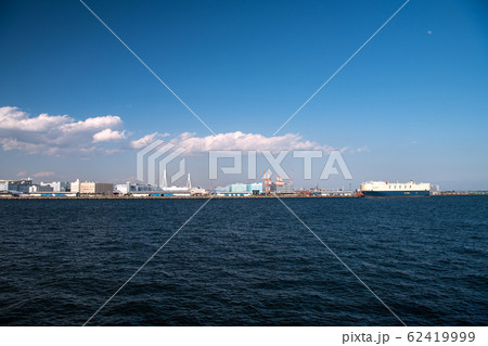 日本の横浜都市景観　大黒ふ頭に接岸中の自動車運搬船「MORNING NINNI」 62419999